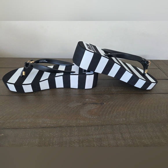 Kate Spade NY Black White Stripe Flip Flop Sandlas Bow Gold Logo SZ- 8 Like New - Picture 5 of 14